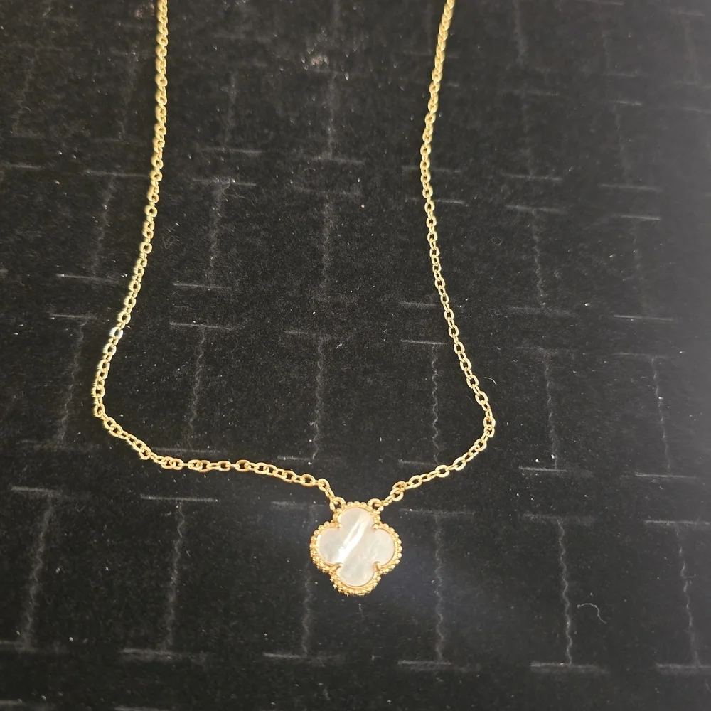 Elegant L'azurde Gold Necklace with Mother of Pearl Pendant